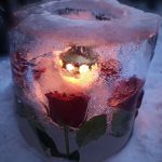 kynttilä jäälyhdeyn sisällä, lyhtyyn myös jäädytetty ruusuja